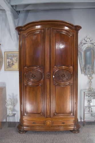 Armoire galbée d’époque régence