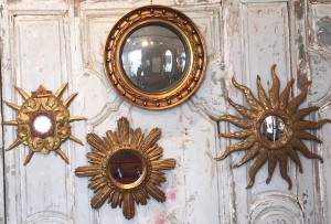 Remi Dubois : Ensemble de miroirs soleil en bois doré.