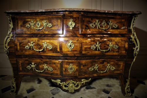 Commode galbée marquetée époque Régence