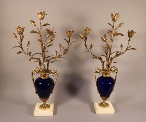 Paire de candélabres, verre bleu, bronze doré, marbre de Carrare, époque Louis XVI.