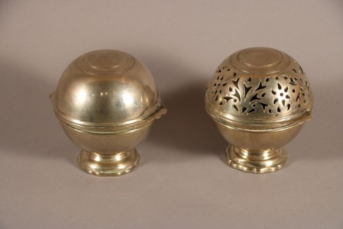 Boule à savon et boule à éponge, métal argenté, XVIIIe siècle