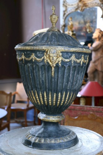 Vase en plomb doré, XVIIIe siècle