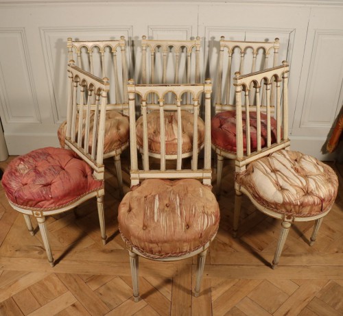 Série de six chaises époque Louis XVI en bois laqué et doré