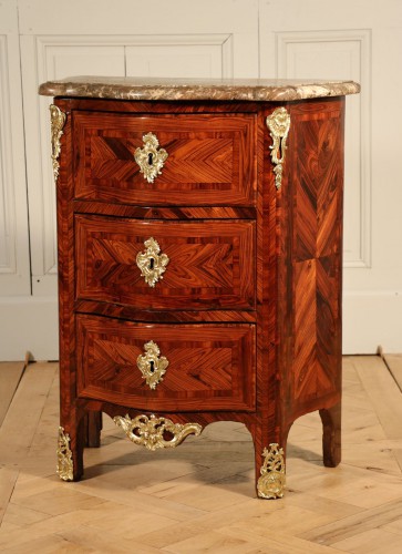 Commode estampillée J.-M. Chevallier, vers 1750, bois de violette.