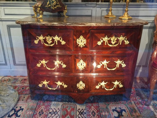 Une très rare Commode Régence en bois d’amourette