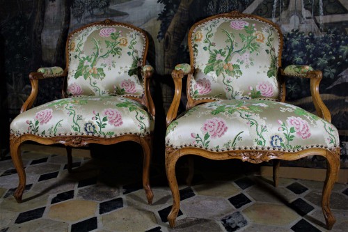 Paire de fauteuils Louis XV estampillés P.BERNARD