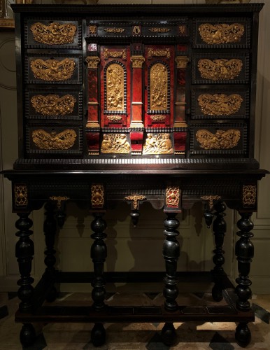 Grand cabinet en écaille rouge époque XVIIème