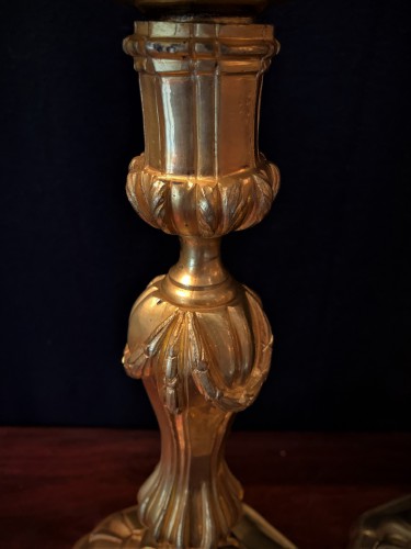Paire de bougeoirs Louis XV en bronze doré