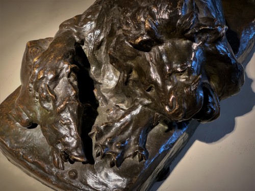 Lion dévorant un phacochère, groupe bronze