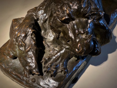 Lion dévorant un phacochère, groupe bronze