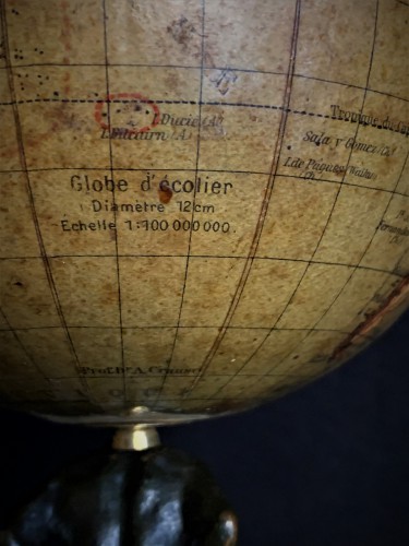 Petit globe terrestre sur Atlas