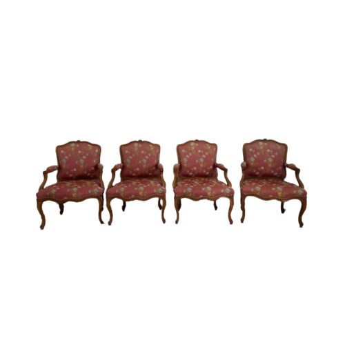 Élégante Suite de quatre larges fauteuils à dossiers plats en bois naturel d’époque Louis XV