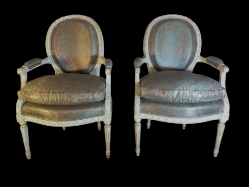 Paire de fauteuils en cabriolet laqués Louis XVI (N.BAUDIN)