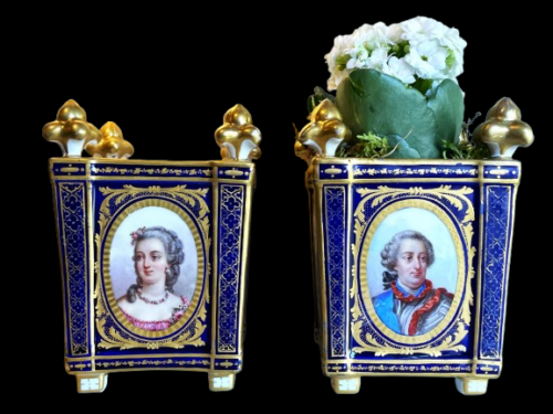Paire de jardinières avec portrait de Louis XV et de Marie LESZCYNSKA